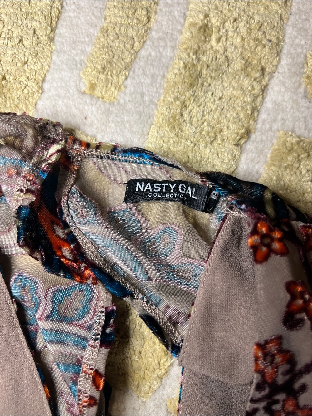 Nasty Gal Taupe Paisley Embroidered Wide-Leg V-Neck Flutter Jumpsuit US 2 AS IS - Picture 7 of 10